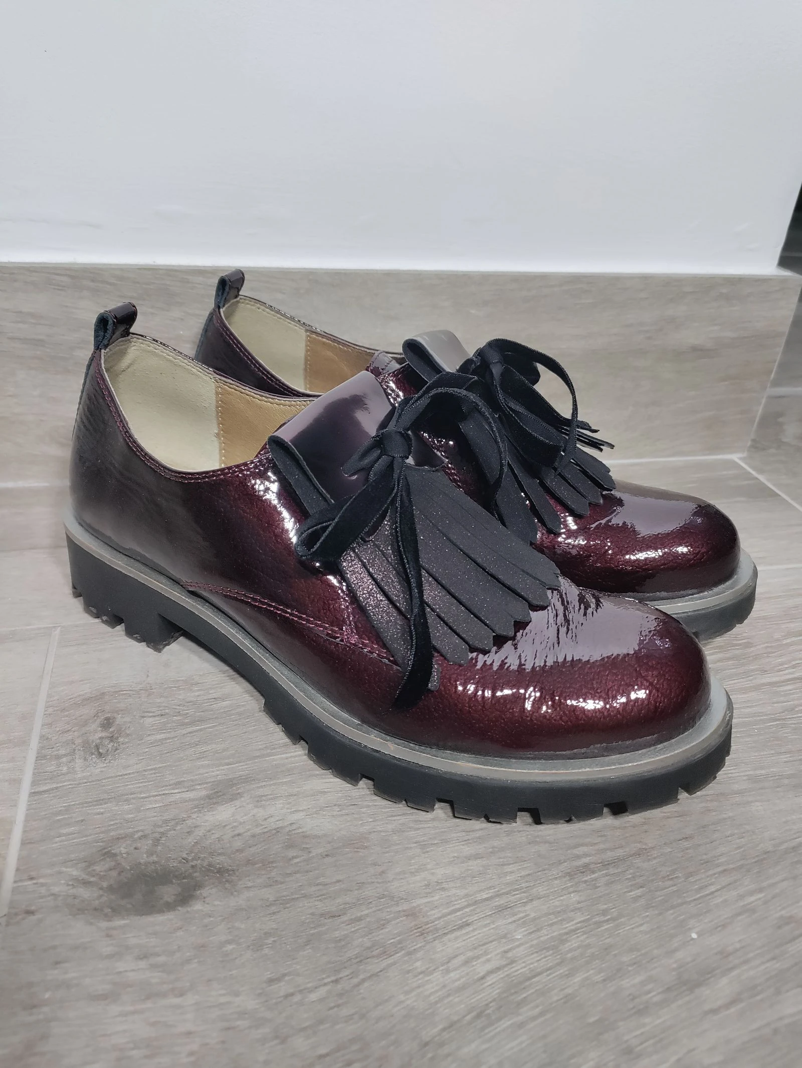 Zapatos Unisa burdeos charol con flecos y suela track – Talla 39 – photo 2